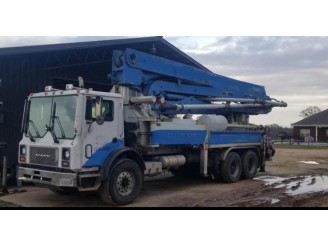 2001 MACK MR600 CONCRETE PUMP TRUCK