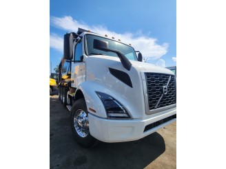 2021 VOLVO VNR DUMP TRUCK